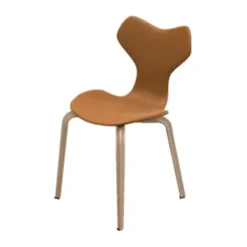 4130 Grand Prix med træben af Arne Jacobsen