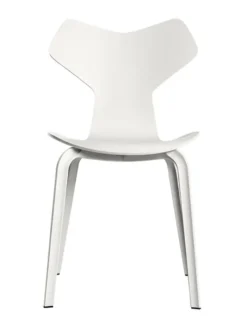 4130 Grand Prix med træben af Arne Jacobsen