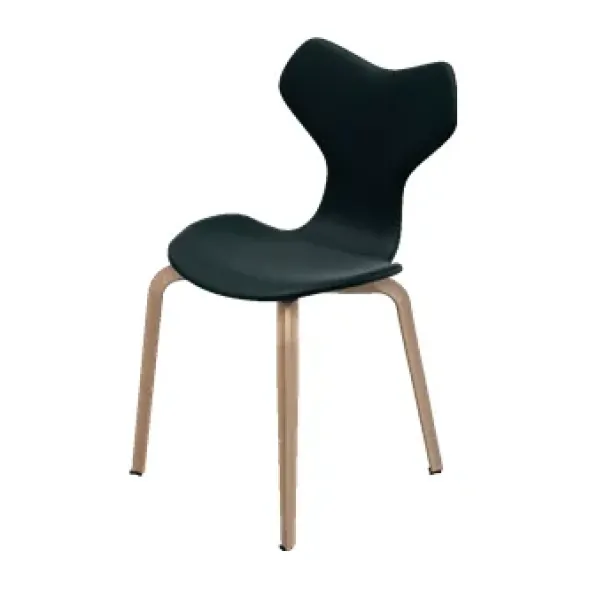4130 Grand Prix med træben af Arne Jacobsen