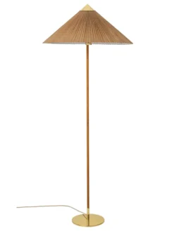 9602 Gulvlampe i Bambus fra GUBI