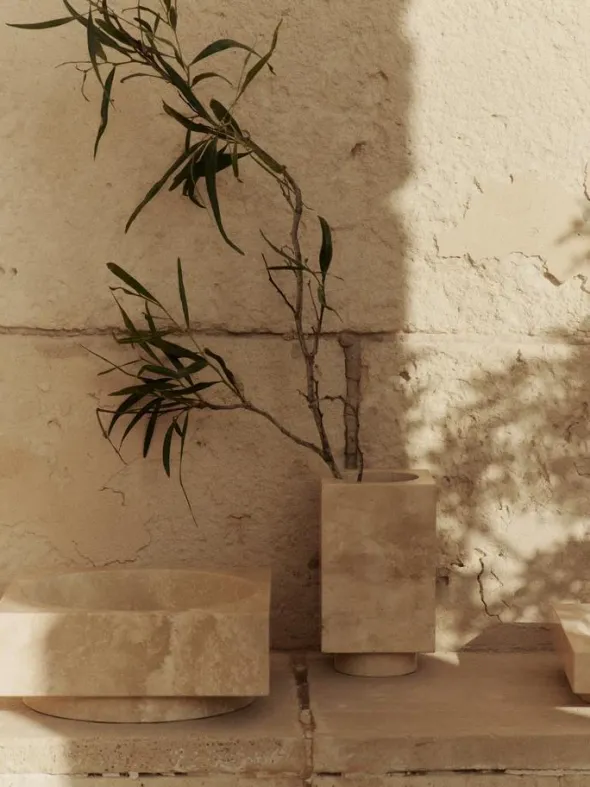 Hew vase, travertin fra Ferm Living