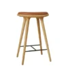High Stool, olieret egetræ, Nuance Walnut læder, 69 cm, lav barstol fra Mater