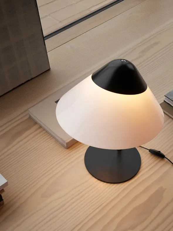 HJW02 Opala Bordlampe af Hans J. Wegner