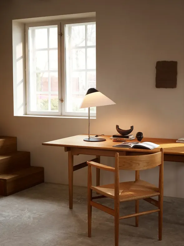 HJW02 Opala Bordlampe af Hans J. Wegner
