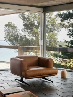 Inland AV21 Lounge Chair fra &Tradition