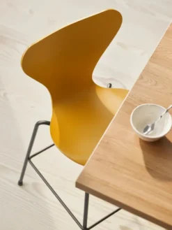 3177 Junior Højstol, farvet ask af Arne Jacobsen