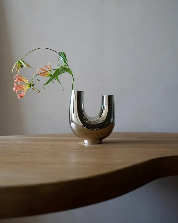 Kazumi Vase, silver fra Hein Studio