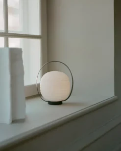 Lantern Portable Table Lamp fra New Works