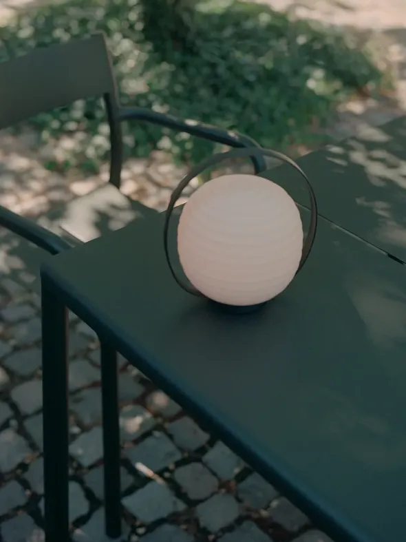 Lantern Portable Table Lamp fra New Works