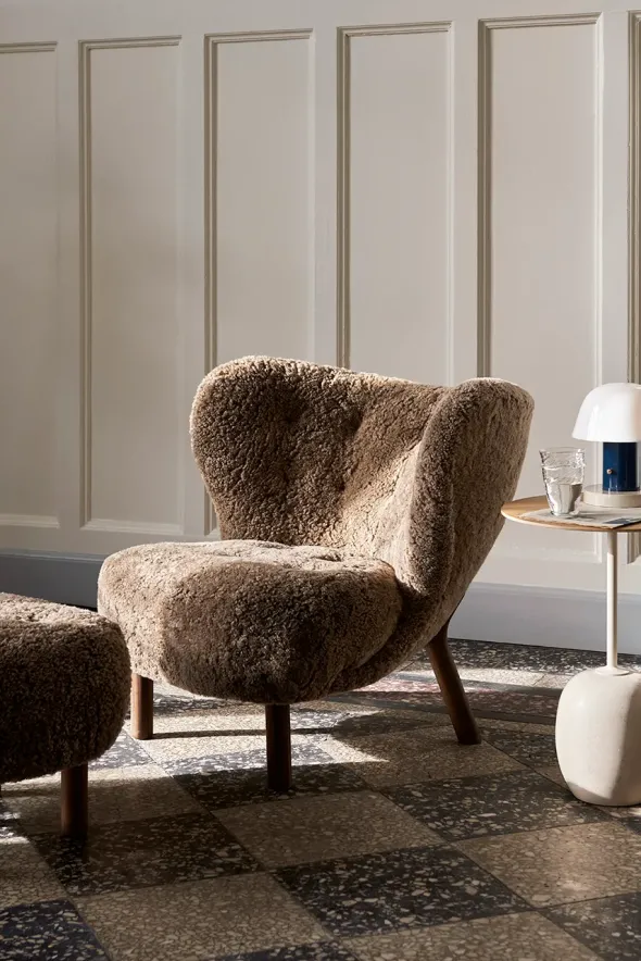 Little Petra inkl. skammel, Sheepskin Sahara fra &Tradition