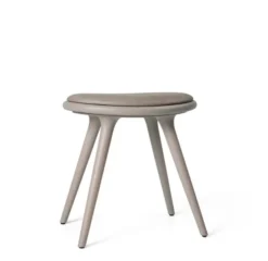 Low Stool, grå bøg, Nuance Burned Grey læder, 47 cm skammel fra Mater