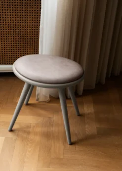 Low Stool, grå bøg, Nuance Burned Grey læder, 47 cm skammel fra Mater