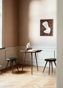 Low Stool, Sirka grå egetræ, sort Ultra læder, 47 cm skammel fra Mater