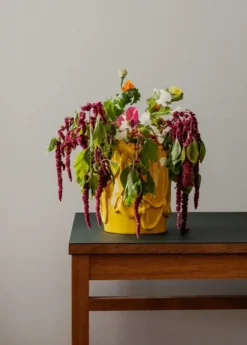 Michael Kvium Jam Vase, empire yellow fra raawii