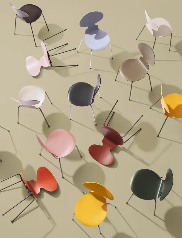 3101 Myren Stol i farvet ask af Arne Jacobsen