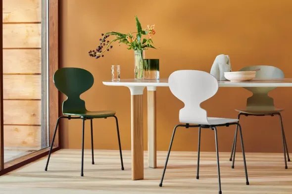 3101 Myren Stol i farvet ask af Arne Jacobsen