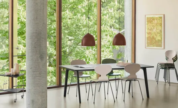 3101 Myren Stol i farvet ask af Arne Jacobsen