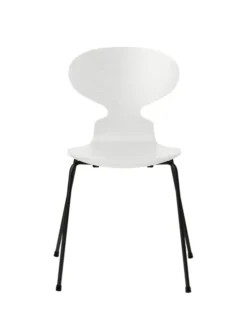 3101 Myren Stol i farvet ask af Arne Jacobsen