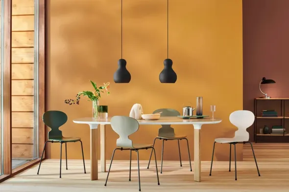 3101 Myren Stol i farvet ask af Arne Jacobsen