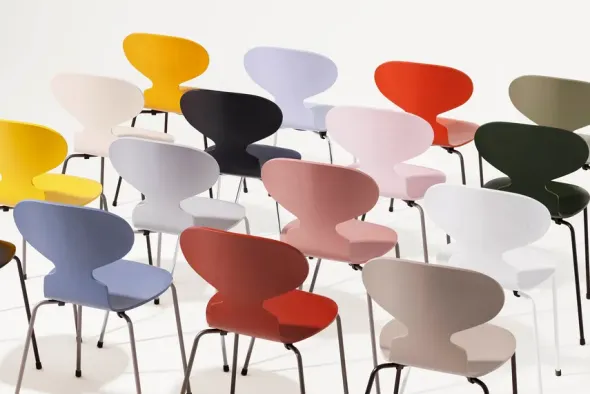 3101 Myren Stol i farvet ask af Arne Jacobsen