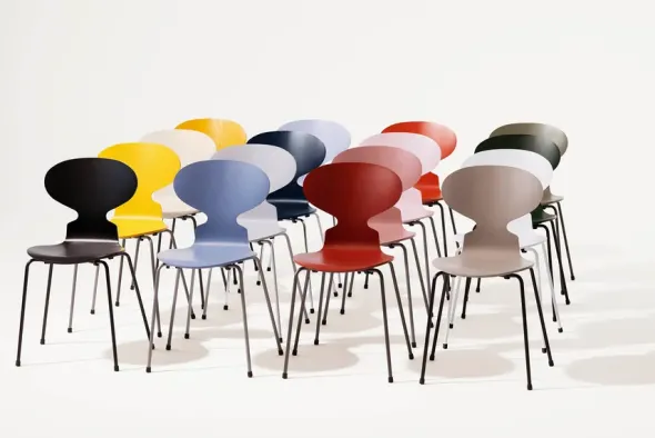 3101 Myren Stol i farvet ask af Arne Jacobsen