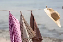 Naram towel - Camel & Ultramarine blue fra Bongusta