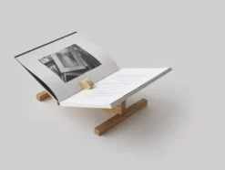 Page Bookstand, Oak fra New Mags