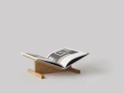 Page Bookstand, Oak fra New Mags