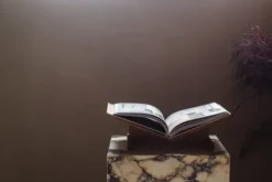 Page Bookstand, Smoked Oak fra New Mags