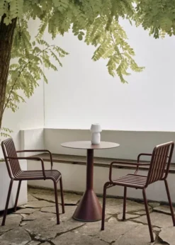 Palissade Armchair, iron red fra Hay