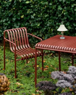 Palissade Dining Armchair, iron red fra Hay