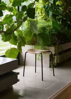 Pavilion Stool AV36 fra &Tradition