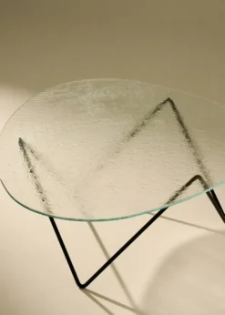 Pedrera Coffee Table, Transparent Structured Glass fra GUBI