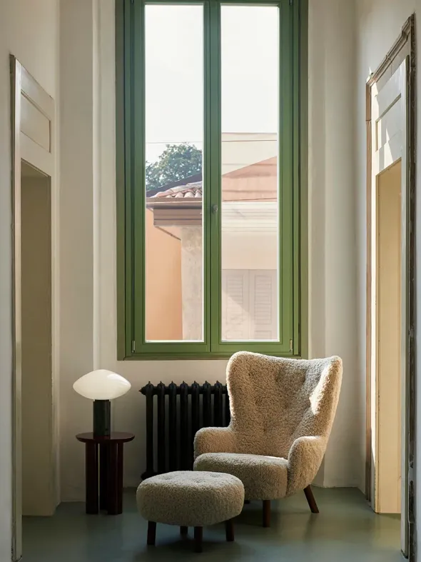 Petra VB3 Chair, moonlight sheepskin/walnut fra &Tradition