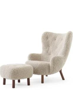 Petra VB3 inkl. Skammel, sheepskin moonlight fra &Tradition