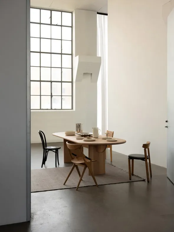 Pillabout Dining Table, 240x95 cm fra Louise Roe