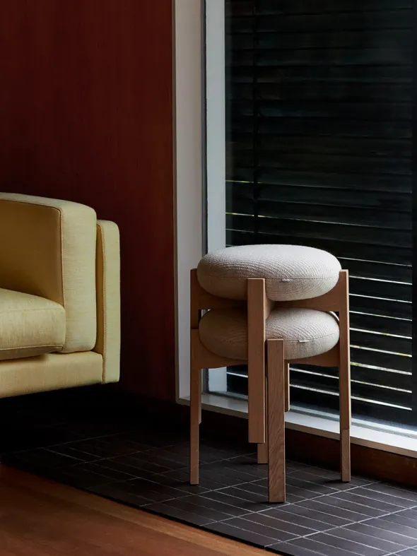 Pioneer Stool, smoked oak/zero 0001 fra Fredericia Furniture