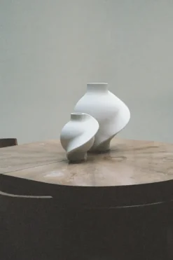 Pirout Vase 01, ceramic fra Louise Roe