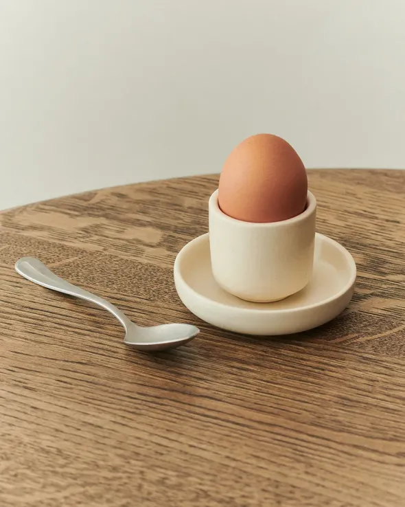 Pisu 18 Egg Cup, vanilla white fra Louise Roe