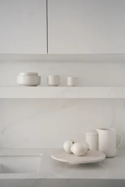 Pisu 15 Pitcher, vanilla white fra Louise Roe