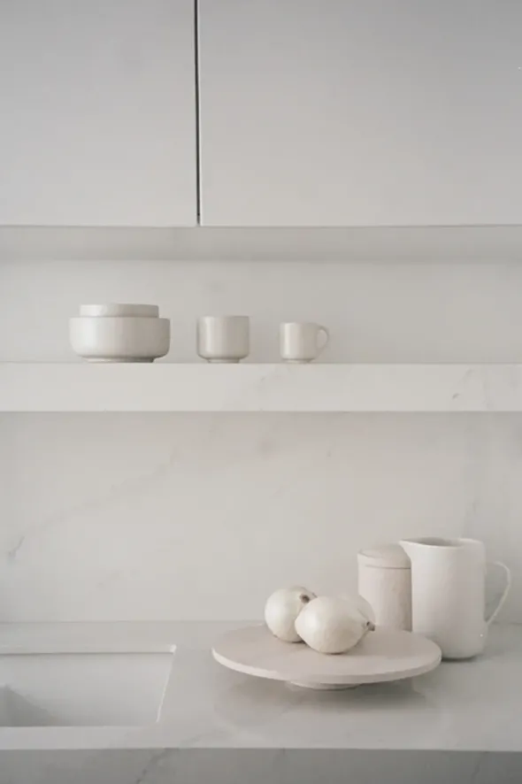 Pisu 14 Pitcher, vanilla white fra Louise Roe