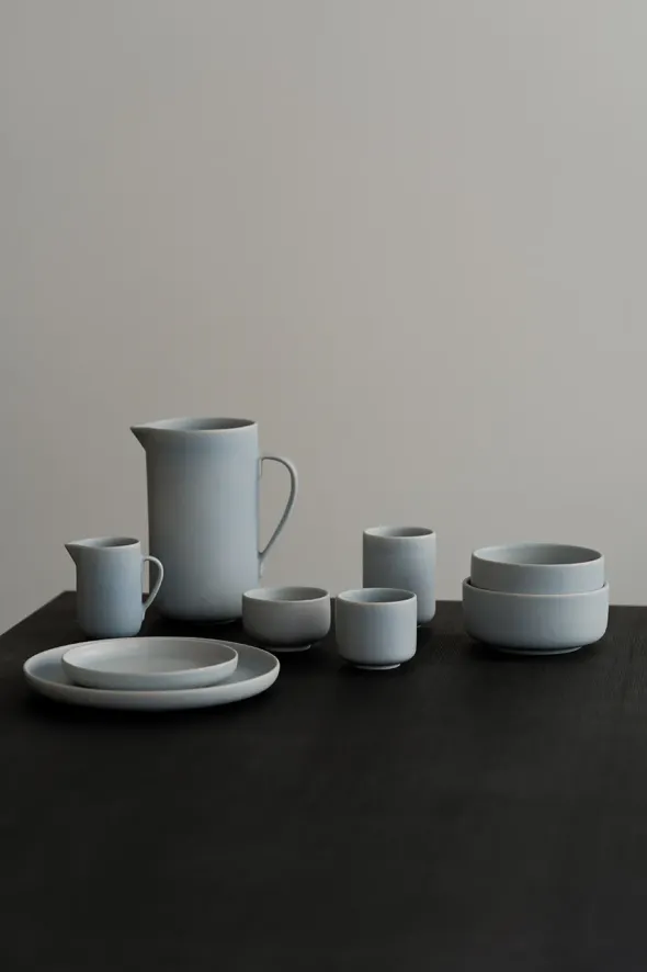 Pisu 11 Plate, sky blue fra Louise Roe
