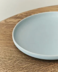 Pisu 16 Plate, sky blue fra Louise Roe
