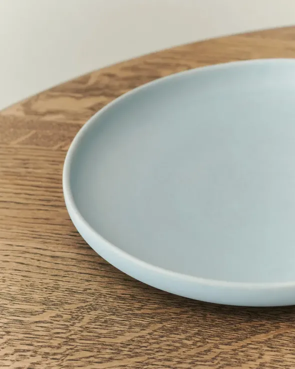 Pisu 16 Plate, sky blue fra Louise Roe