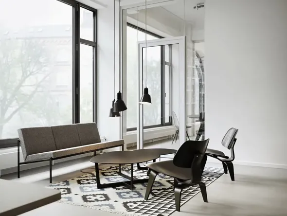 Plywood Group LCW, sortlakeret ask fra Vitra
