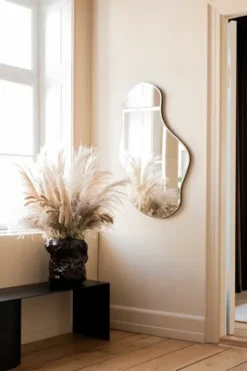 Pond Mirror stor, Dark Chrome fra Ferm Living