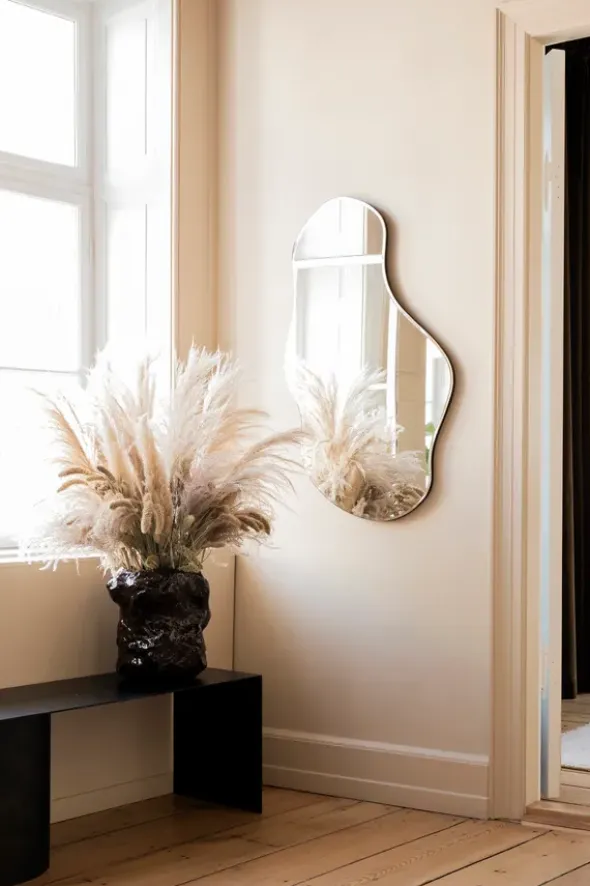 Pond Mirror stor, Dark Chrome fra Ferm Living