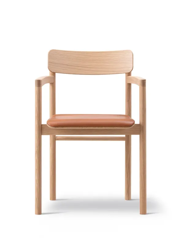 Post Spisebordsstol lys olieret eg, sædepolstret max 95 cognac læder fra Fredericia Furniture