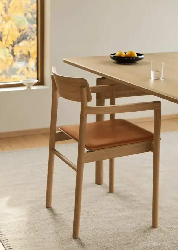 Post Spisebordsstol lys olieret eg, sædepolstret max 95 cognac læder fra Fredericia Furniture