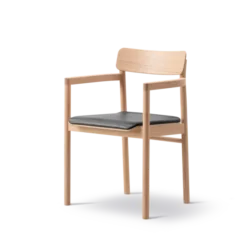 Post Spisebordsstol lys olieret eg, sædepolstret max 98 sort læder fra Fredericia Furniture